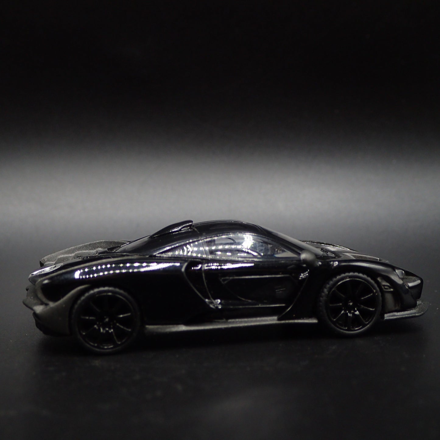 2018-2025 MCLAREN SENNA WINGLESS SUPERCAR 1:64 SCALE DIORAMA DIECAST MODEL CAR