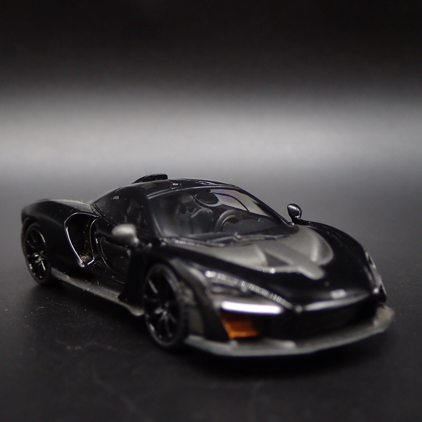 2018-2025 MCLAREN SENNA WINGLESS SUPERCAR 1:64 SCALE DIORAMA DIECAST MODEL CAR