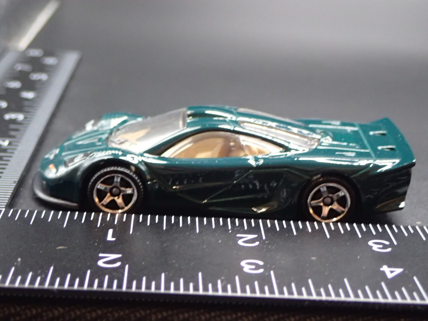 1997 97 MCLAREN F1 SUPER CAR GREEN 1:64 SCALE COLLECTIBLE DIECAST MODEL CAR