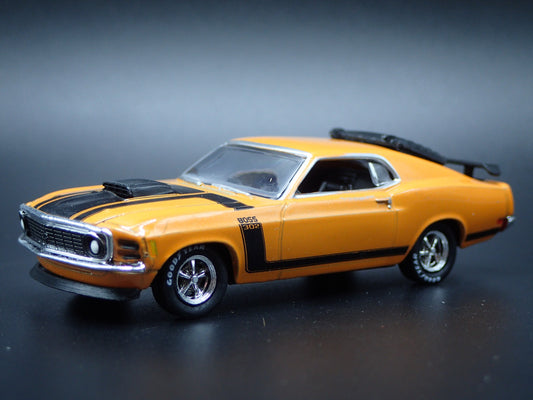 1970 70 FORD MUSTANG BOSS 302 ORANGE 1:64 SCALE DIORAMA DIECAST MODEL CAR