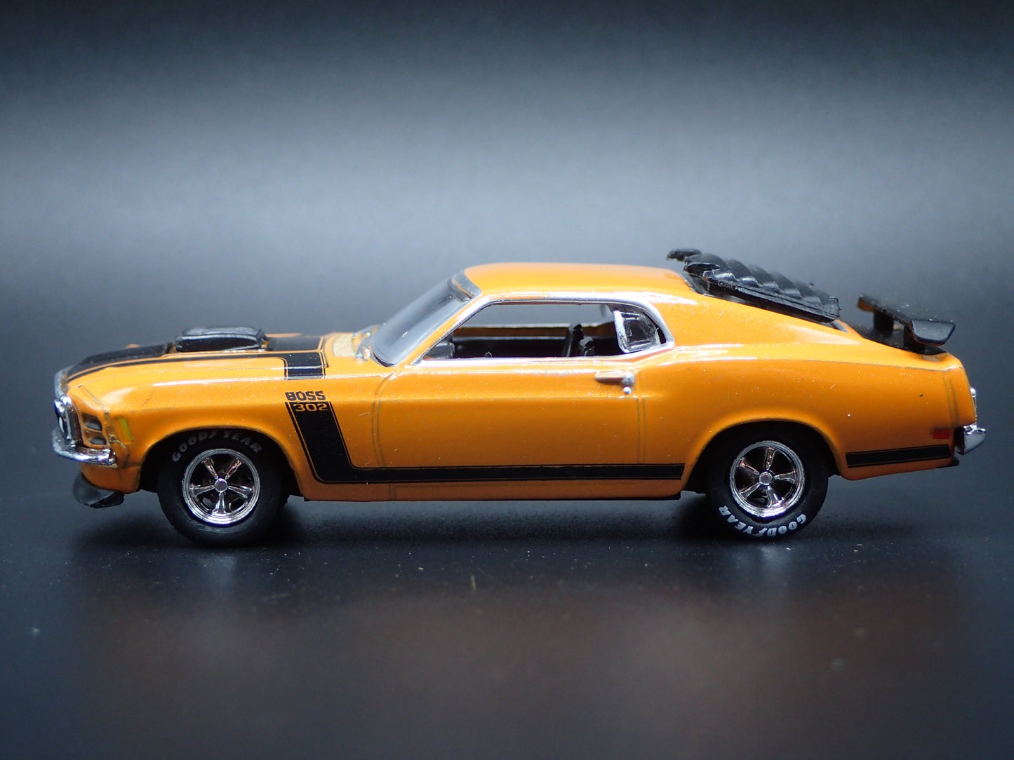 1970 70 FORD MUSTANG BOSS 302 ORANGE 1:64 SCALE DIORAMA DIECAST MODEL CAR