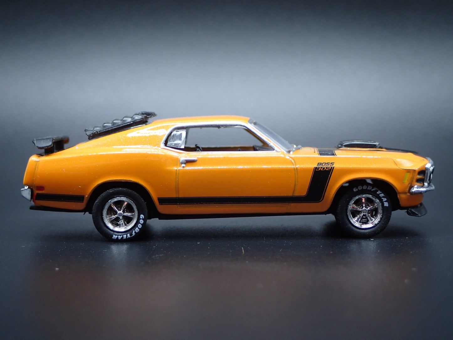 1970 70 FORD MUSTANG BOSS 302 ORANGE 1:64 SCALE DIORAMA DIECAST MODEL CAR