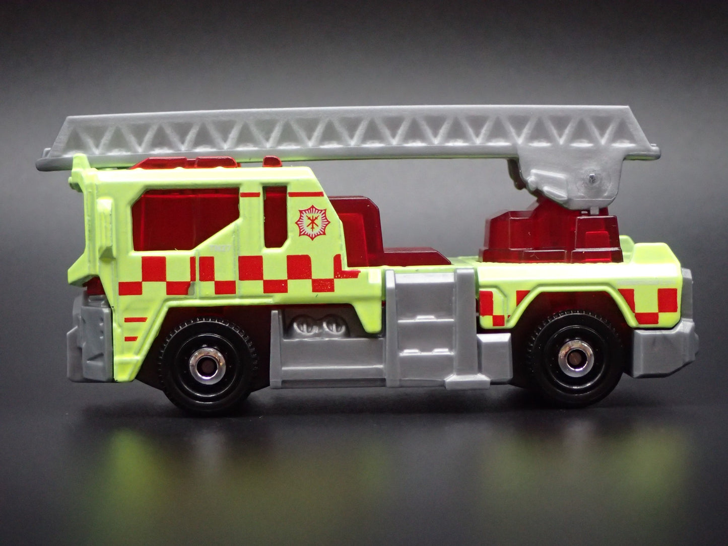 MODERN FIRE TRUCK LADDER TRUCK GREEN 1:64 MB SCALE COLLECTIBLEDIECAST MODEL CAR