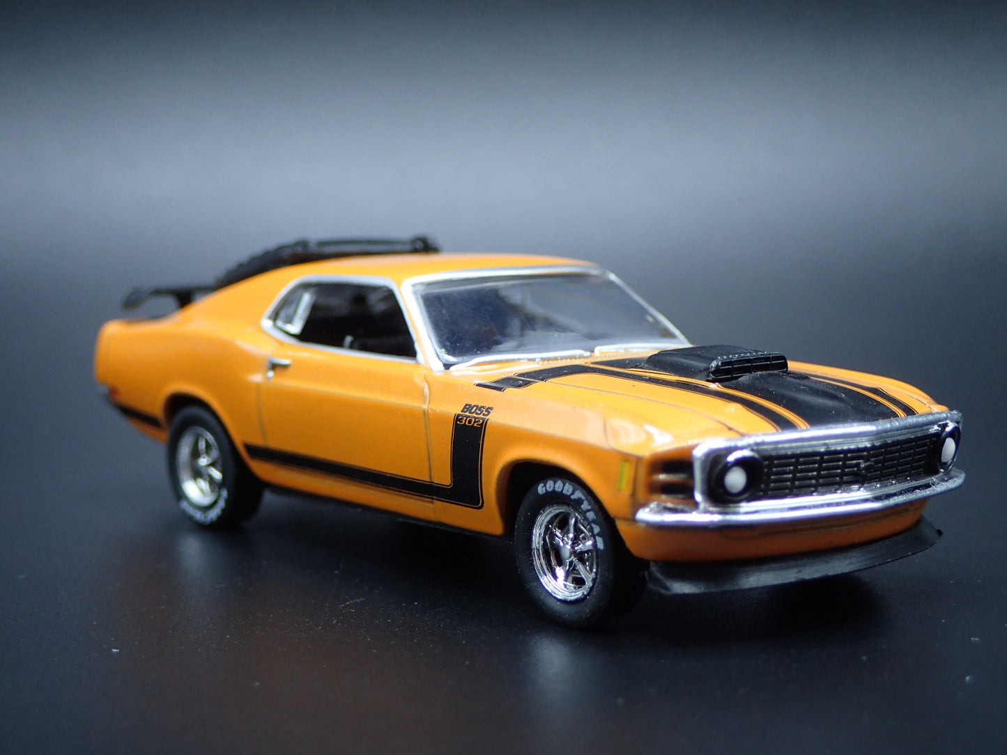 1970 70 FORD MUSTANG BOSS 302 ORANGE 1:64 SCALE DIORAMA DIECAST MODEL CAR