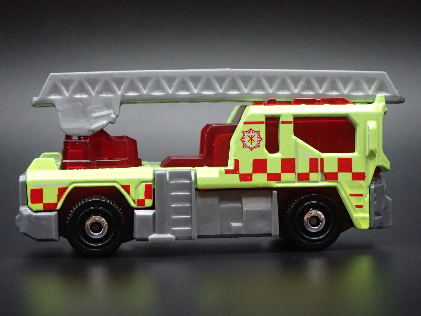 MODERN FIRE TRUCK LADDER TRUCK GREEN 1:64 MB SCALE COLLECTIBLEDIECAST MODEL CAR