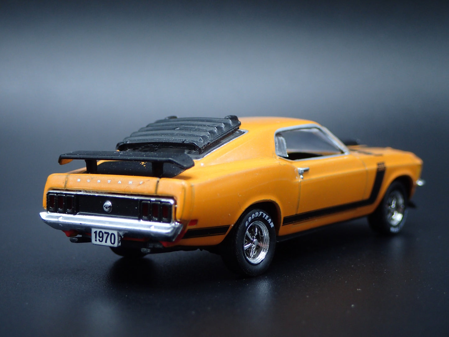 1970 70 FORD MUSTANG BOSS 302 ORANGE 1:64 SCALE DIORAMA DIECAST MODEL CAR