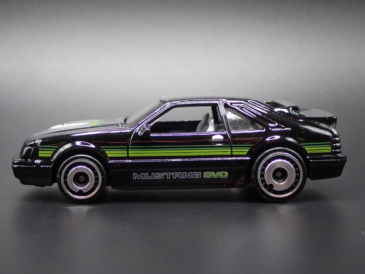 1984 84 FORD MUSTANG SVO FOX BODY BLACK 1:64 SCALE DIORAMA DIECAST MODEL CAR