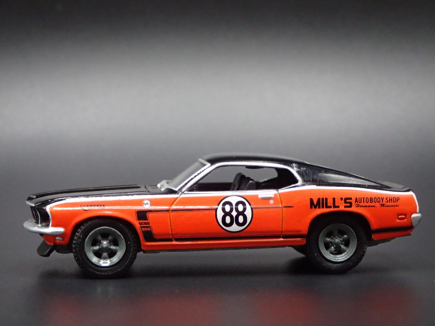 1969 69 FORD MUSTANG BOSS 302 FASTBACK 1/64 SCALE COLLECTIBLE DIECAST MODEL CAR