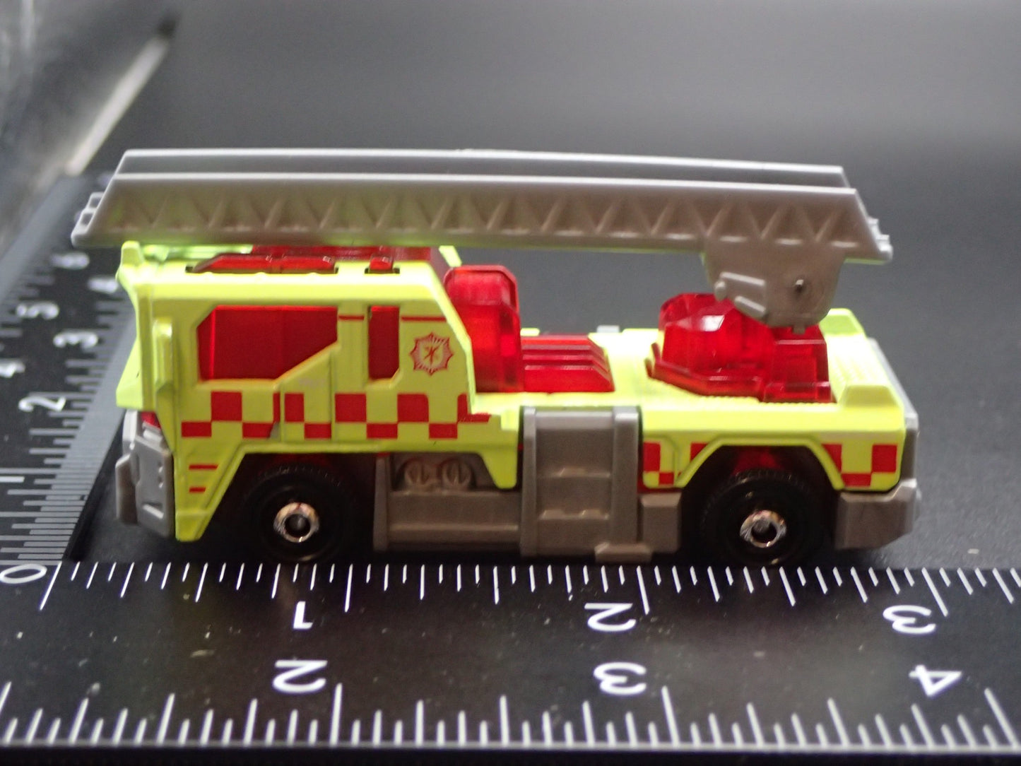 MODERN FIRE TRUCK LADDER TRUCK GREEN 1:64 MB SCALE COLLECTIBLEDIECAST MODEL CAR