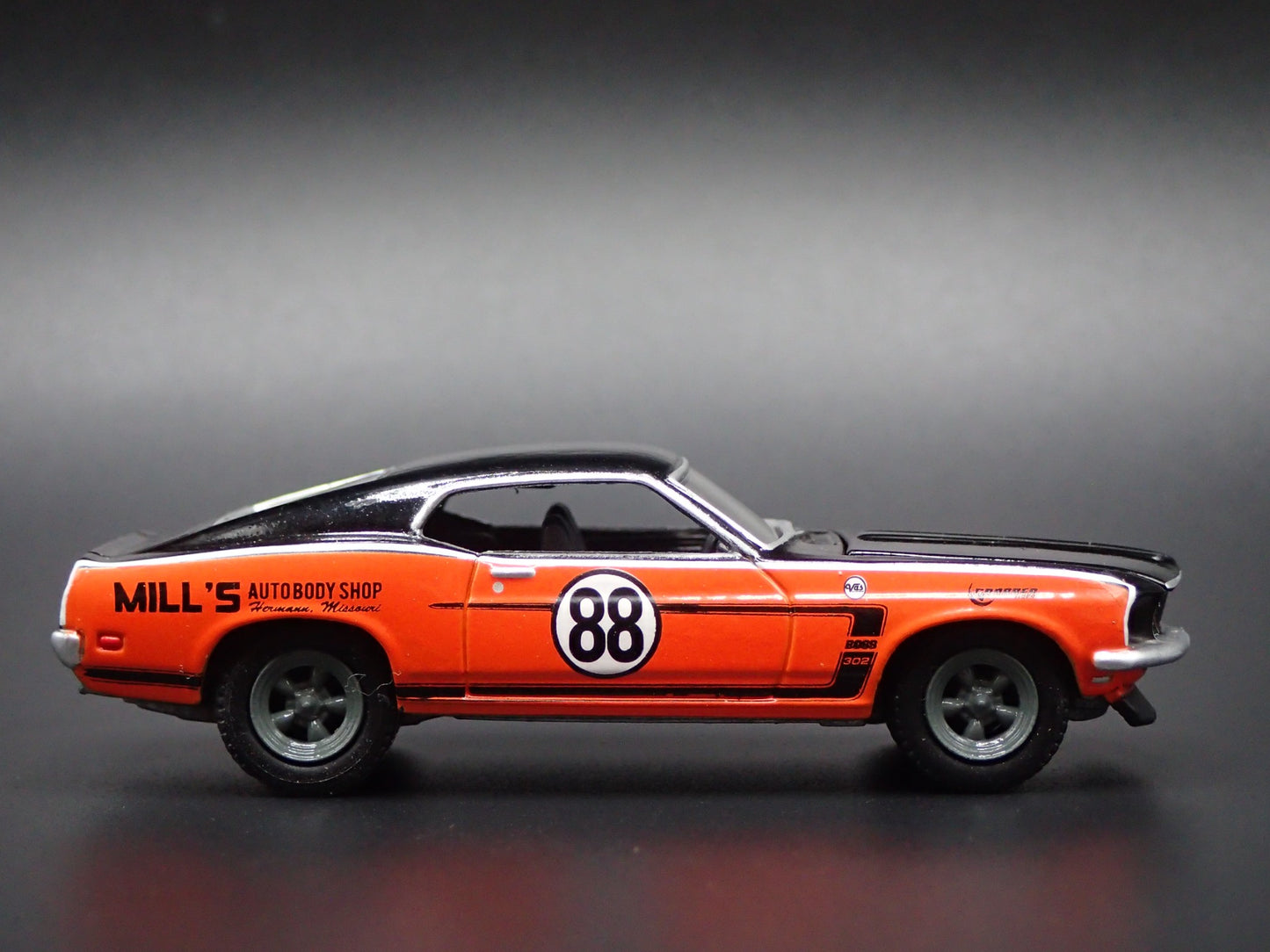 1969 69 FORD MUSTANG BOSS 302 FASTBACK 1/64 SCALE COLLECTIBLE DIECAST MODEL CAR