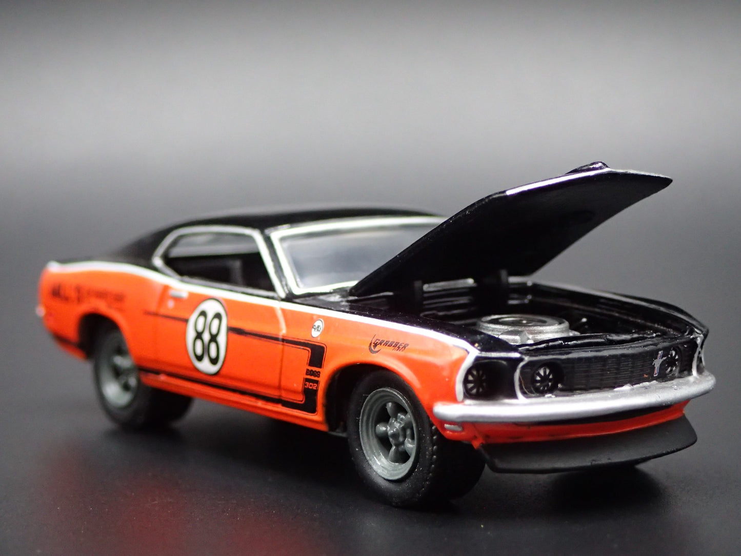 1969 69 FORD MUSTANG BOSS 302 FASTBACK 1/64 SCALE COLLECTIBLE DIECAST MODEL CAR