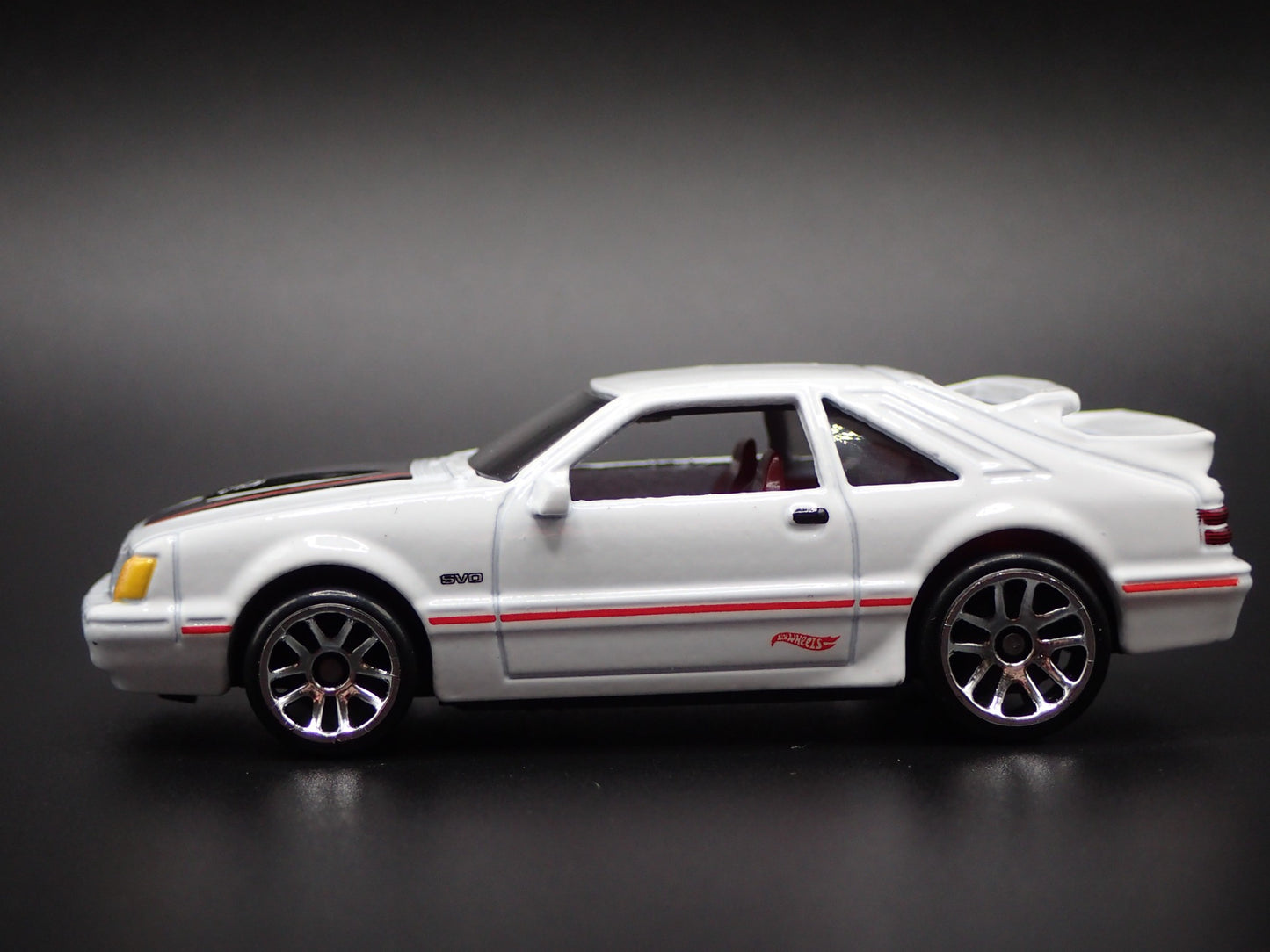 1984 84 FORD MUSTANG SVO FOX BODY WHITE 1:64 SCALE DIORAMA DIECAST MODEL CAR