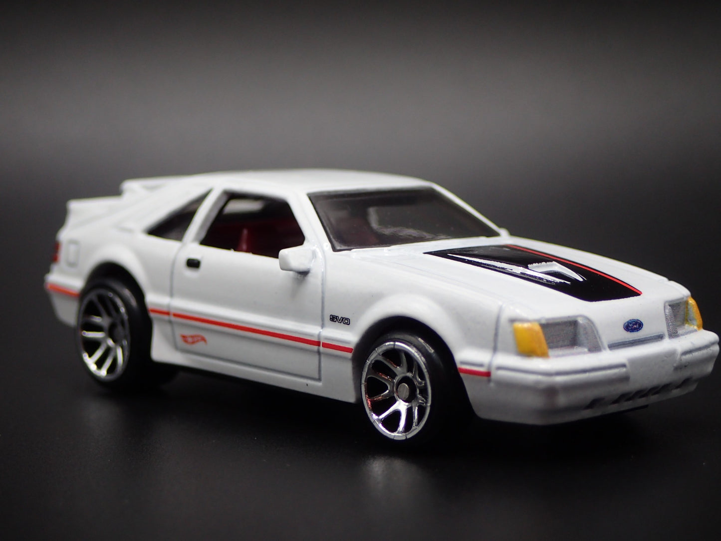 1984 84 FORD MUSTANG SVO FOX BODY WHITE 1:64 SCALE DIORAMA DIECAST MODEL CAR