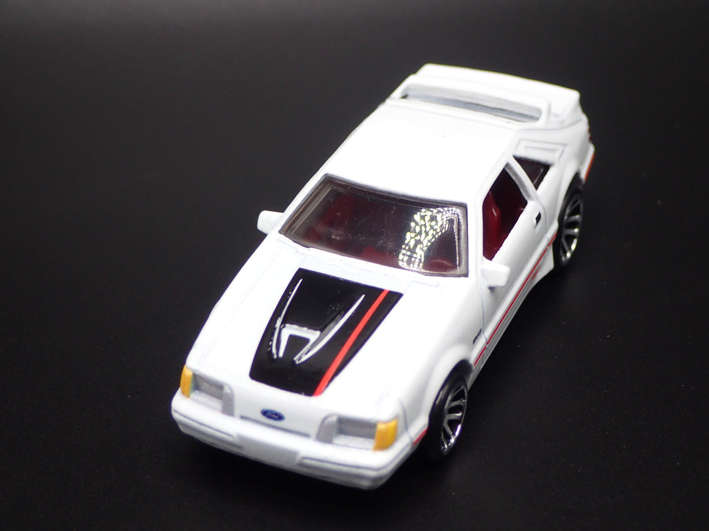 1984 84 FORD MUSTANG SVO FOX BODY WHITE 1:64 SCALE DIORAMA DIECAST MODEL CAR