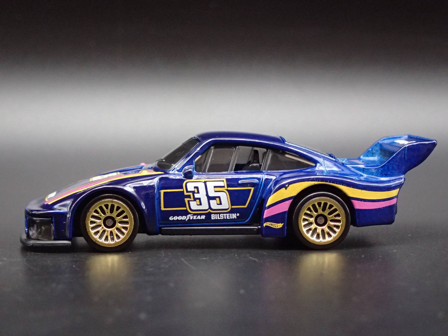 1976-1981 PORSCHE 935 RACING 1:64 SCALE COLLECTIBLE DIORAMA DIECAST MODEL CAR