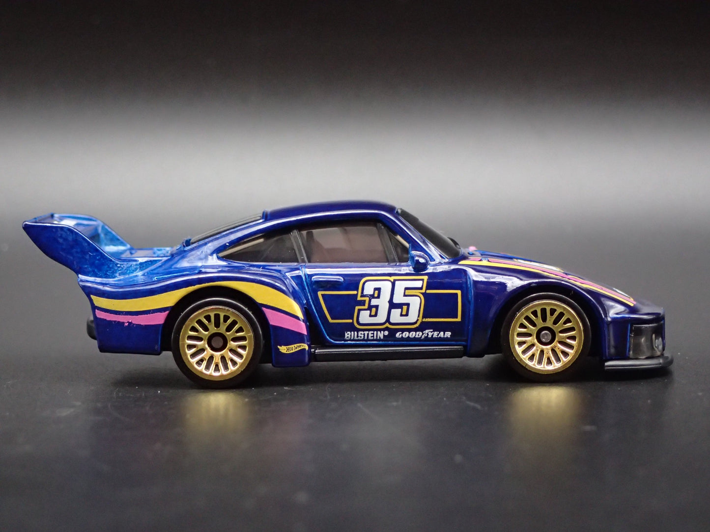 1976-1981 PORSCHE 935 RACING 1:64 SCALE COLLECTIBLE DIORAMA DIECAST MODEL CAR