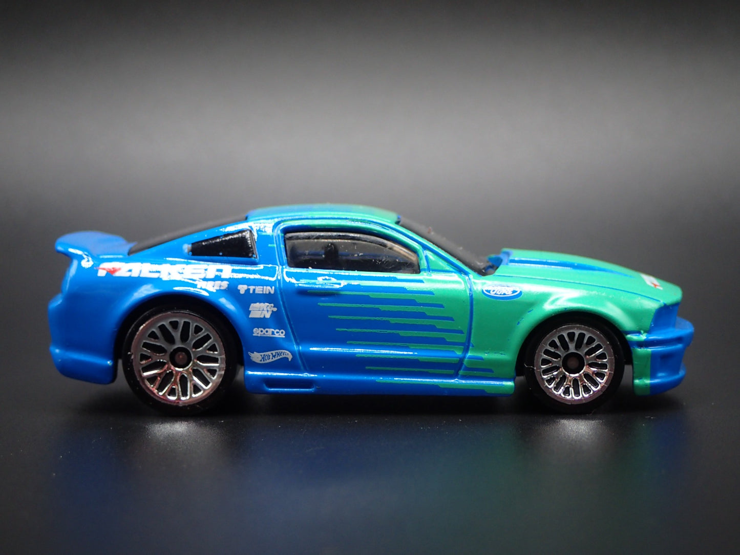 2007 07 FORD MUSTANG FALKEN RACE CAR BLUE 1:64 SCALE DIORAMA DIECAST MODEL CAR