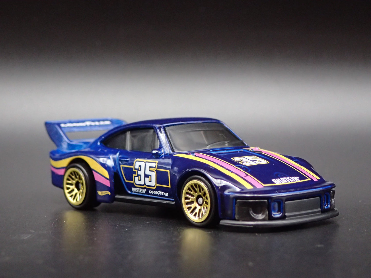 1976-1981 PORSCHE 935 RACING 1:64 SCALE COLLECTIBLE DIORAMA DIECAST MODEL CAR