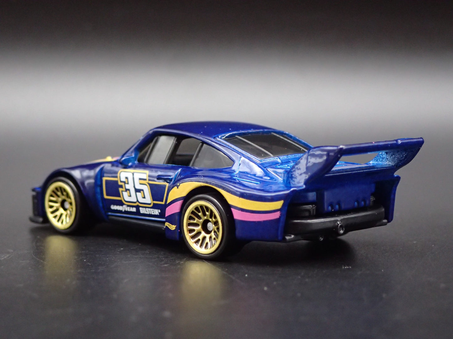 1976-1981 PORSCHE 935 RACING 1:64 SCALE COLLECTIBLE DIORAMA DIECAST MODEL CAR