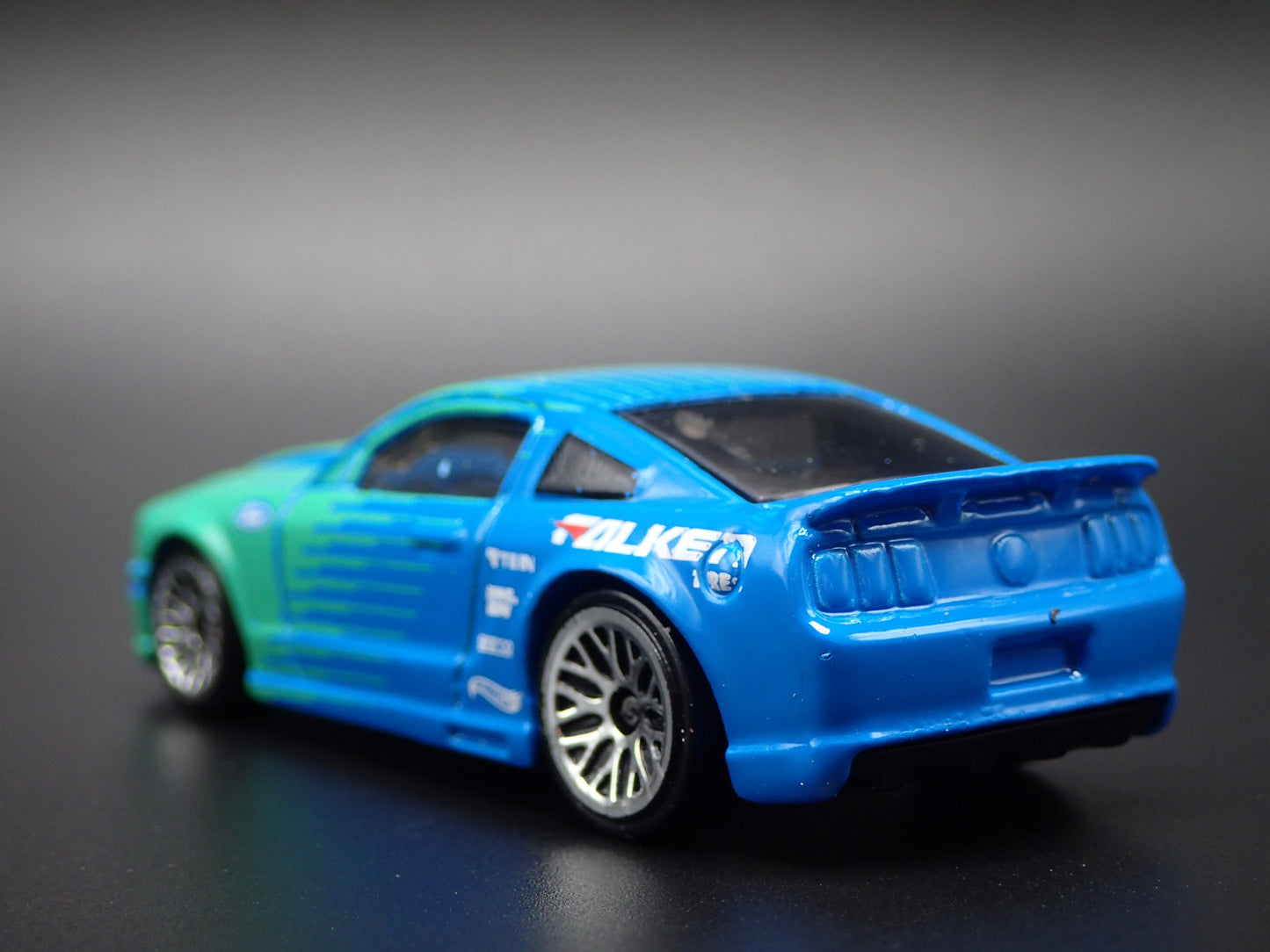 2007 07 FORD MUSTANG FALKEN RACE CAR BLUE 1:64 SCALE DIORAMA DIECAST MODEL CAR