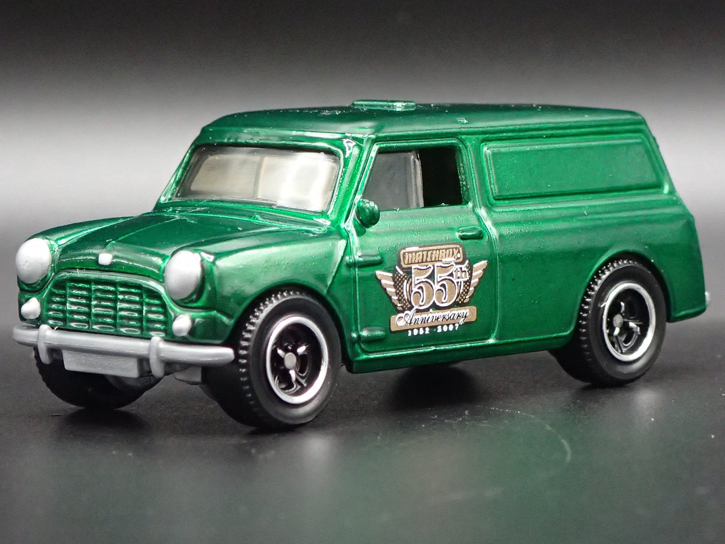 1965 65 AUSTIN MINI VAN GREEN 1:64 SCALE COLLECTIBLE DIORAMA DIECAST MODEL CAR