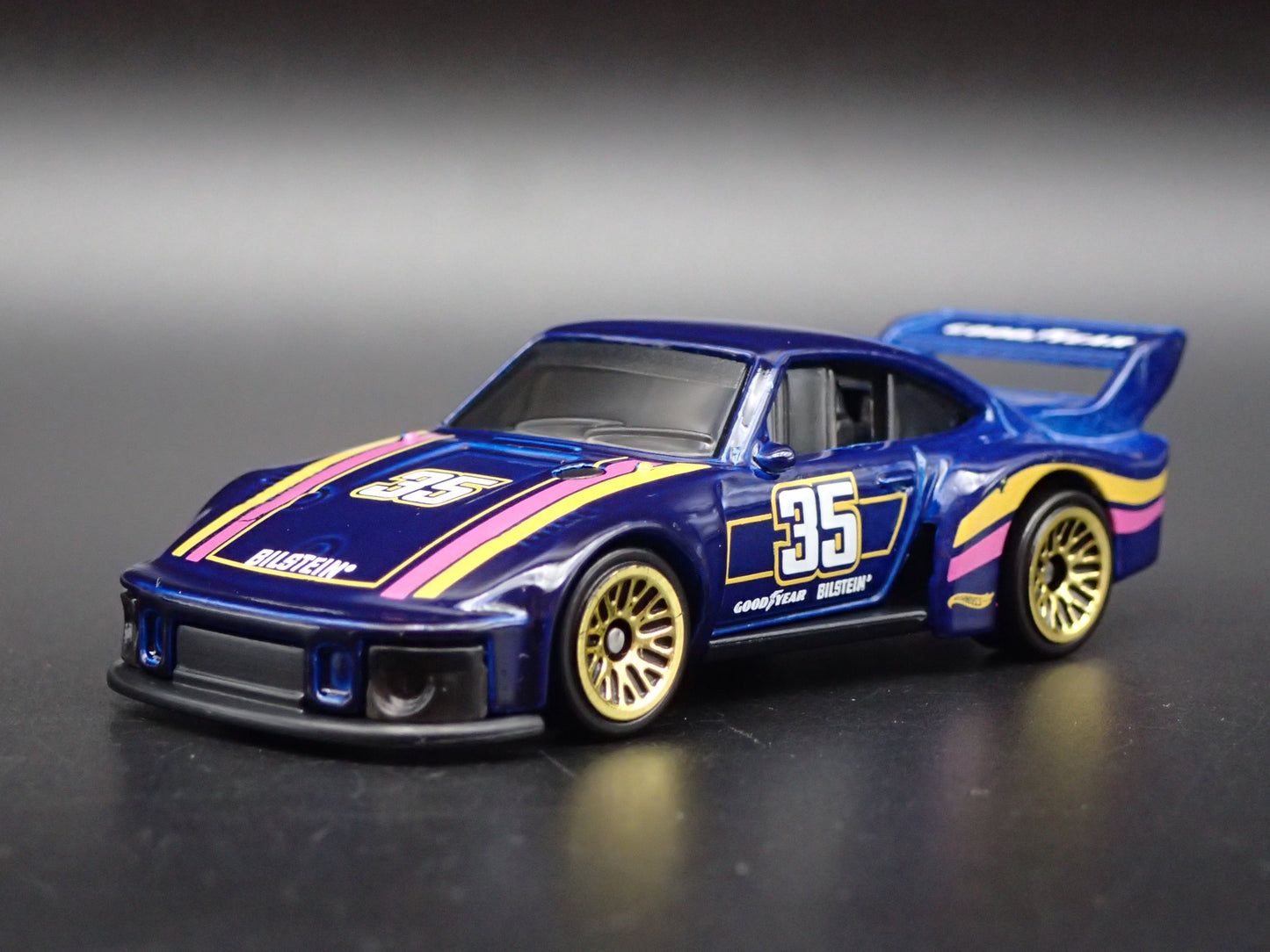 1976-1981 PORSCHE 935 RACING 1:64 SCALE COLLECTIBLE DIORAMA DIECAST MODEL CAR