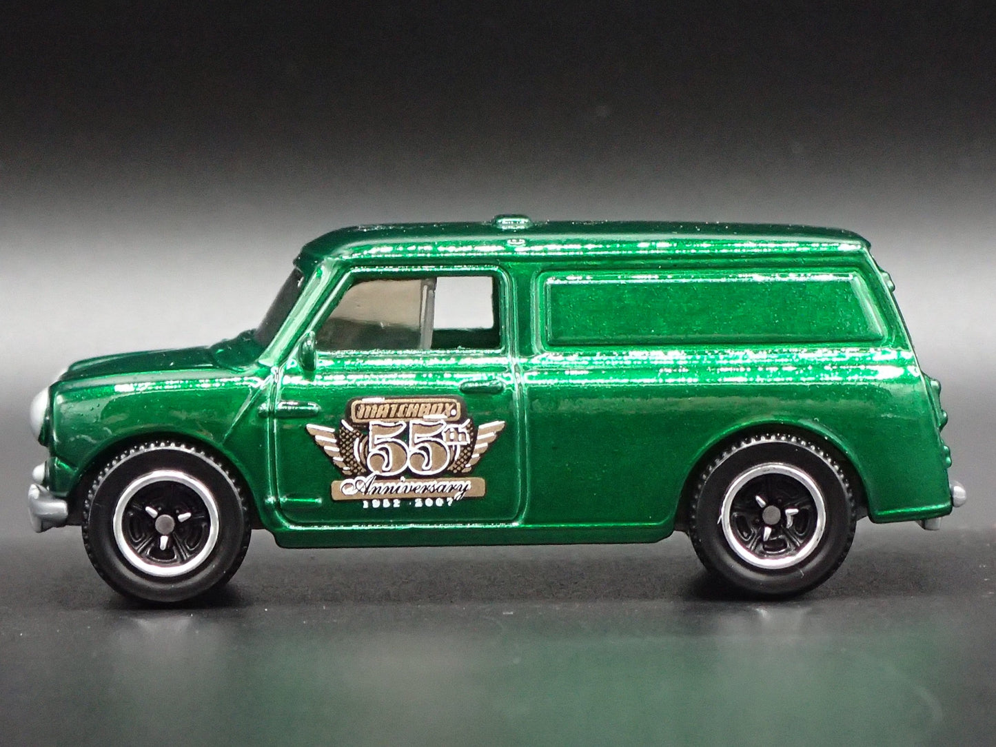 1965 65 AUSTIN MINI VAN GREEN 1:64 SCALE COLLECTIBLE DIORAMA DIECAST MODEL CAR
