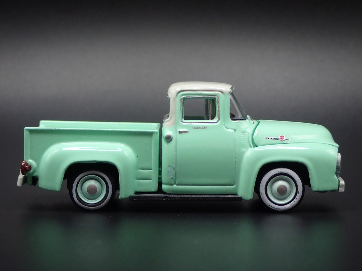 1956 56 FORD F100 PICKUP TRUCK 1:64 SCALE COLLECTIBLE DIORAMA DIECAST MODEL CAR