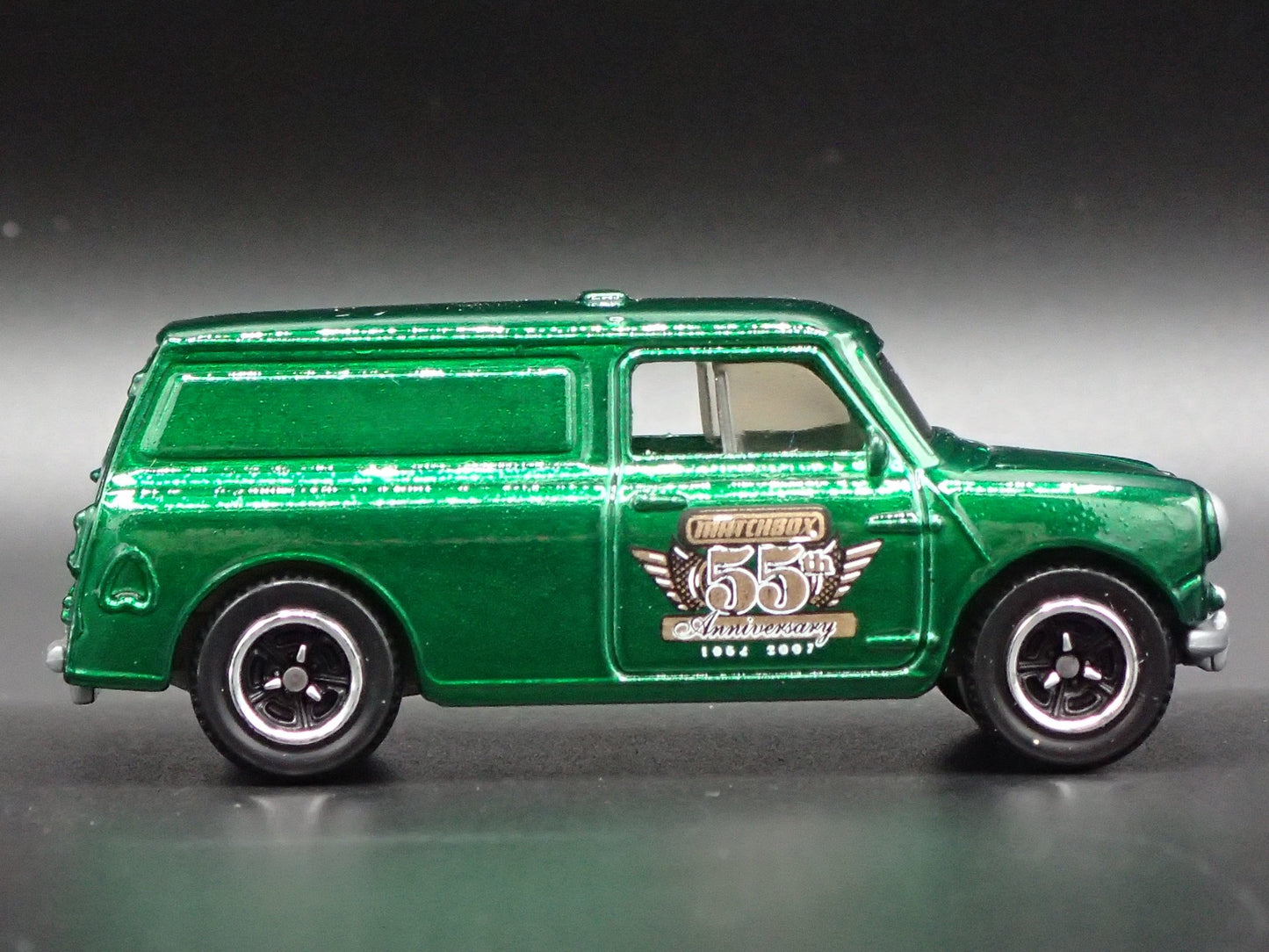 1965 65 AUSTIN MINI VAN GREEN 1:64 SCALE COLLECTIBLE DIORAMA DIECAST MODEL CAR