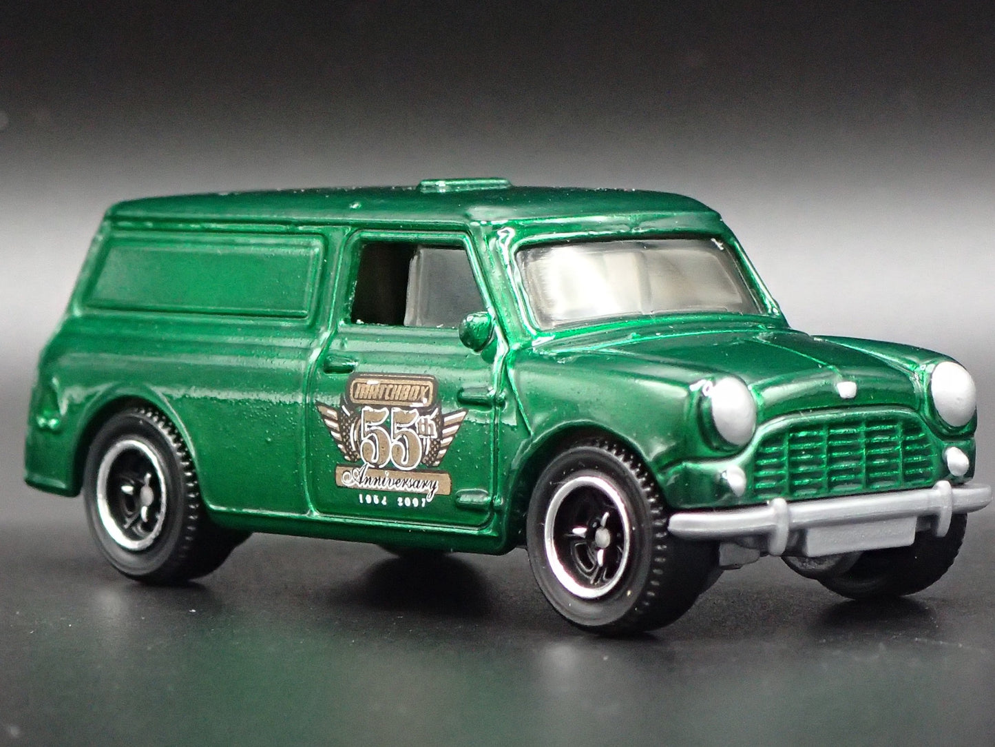 1965 65 AUSTIN MINI VAN GREEN 1:64 SCALE COLLECTIBLE DIORAMA DIECAST MODEL CAR
