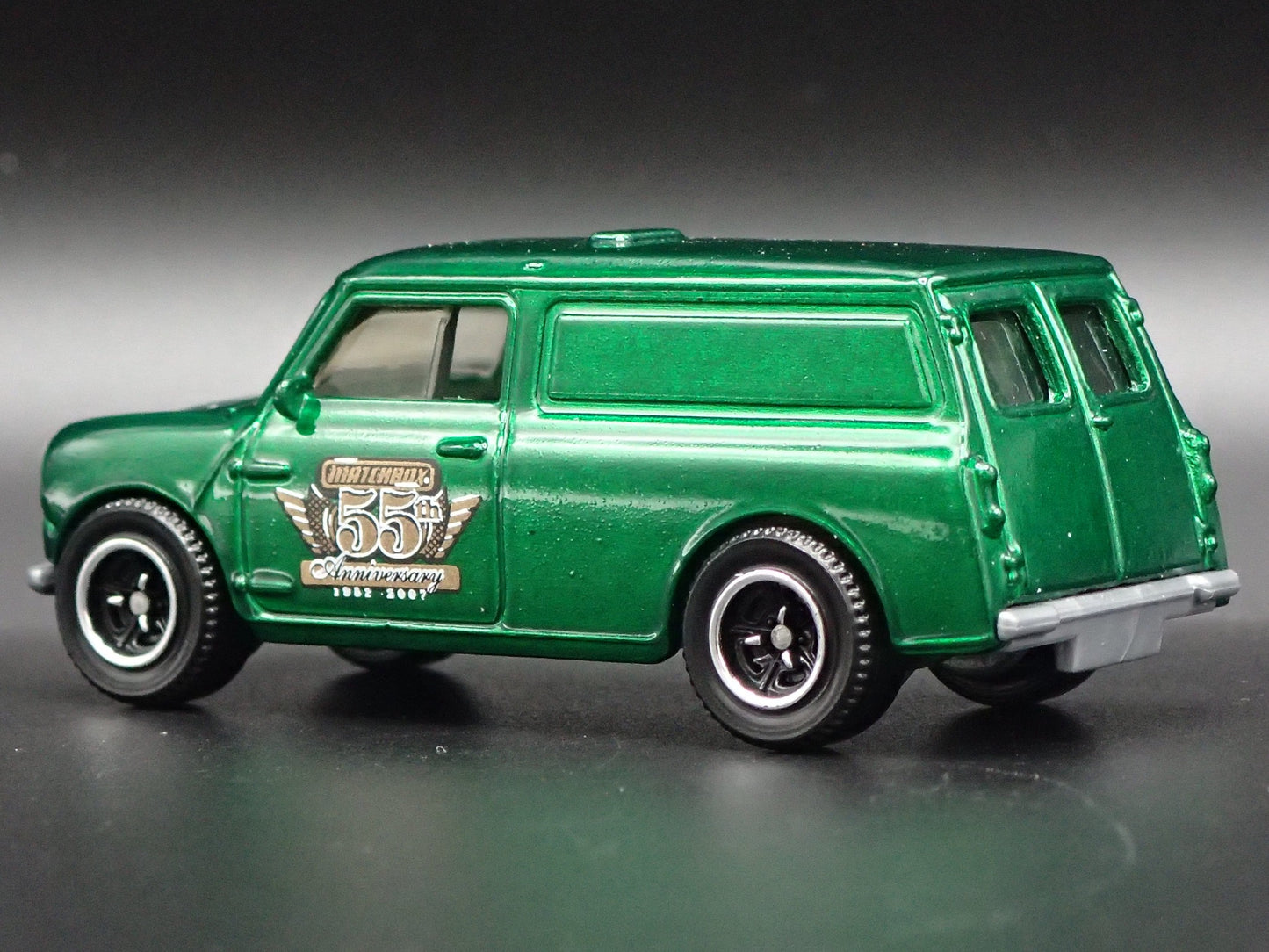 1965 65 AUSTIN MINI VAN GREEN 1:64 SCALE COLLECTIBLE DIORAMA DIECAST MODEL CAR