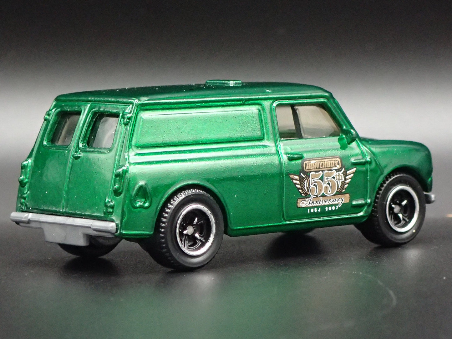 1965 65 AUSTIN MINI VAN GREEN 1:64 SCALE COLLECTIBLE DIORAMA DIECAST MODEL CAR