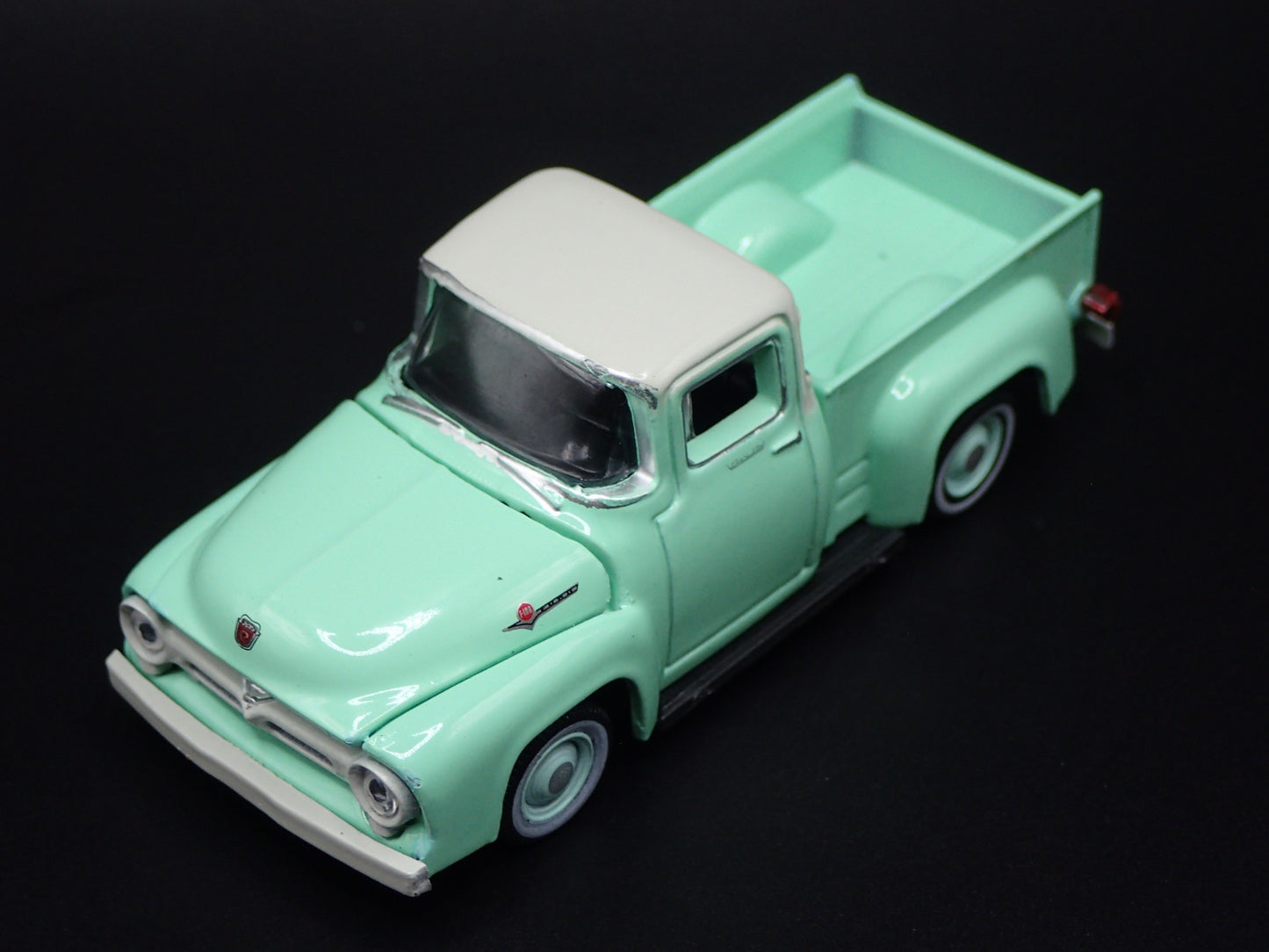 1956 56 FORD F100 PICKUP TRUCK 1:64 SCALE COLLECTIBLE DIORAMA DIECAST MODEL CAR