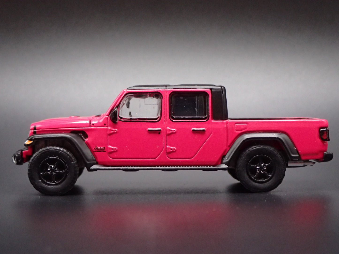 2020-2026 JEEP GLADIATOR PICKUP TRUCK JT PINK 1:64 SCALE DIECAST MODEL CAR