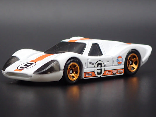 1967 67 FORD GT40 MK.IV GULF OIL RACING 1:64 SCALE DIORAMA DIECAST MODEL CAR