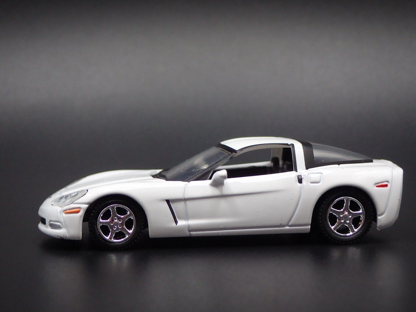 2005-2013 CHEVY CHEVROLET CORVETTE WHITE 1:64 SCALE DIORAMA DIECAST MODEL CAR