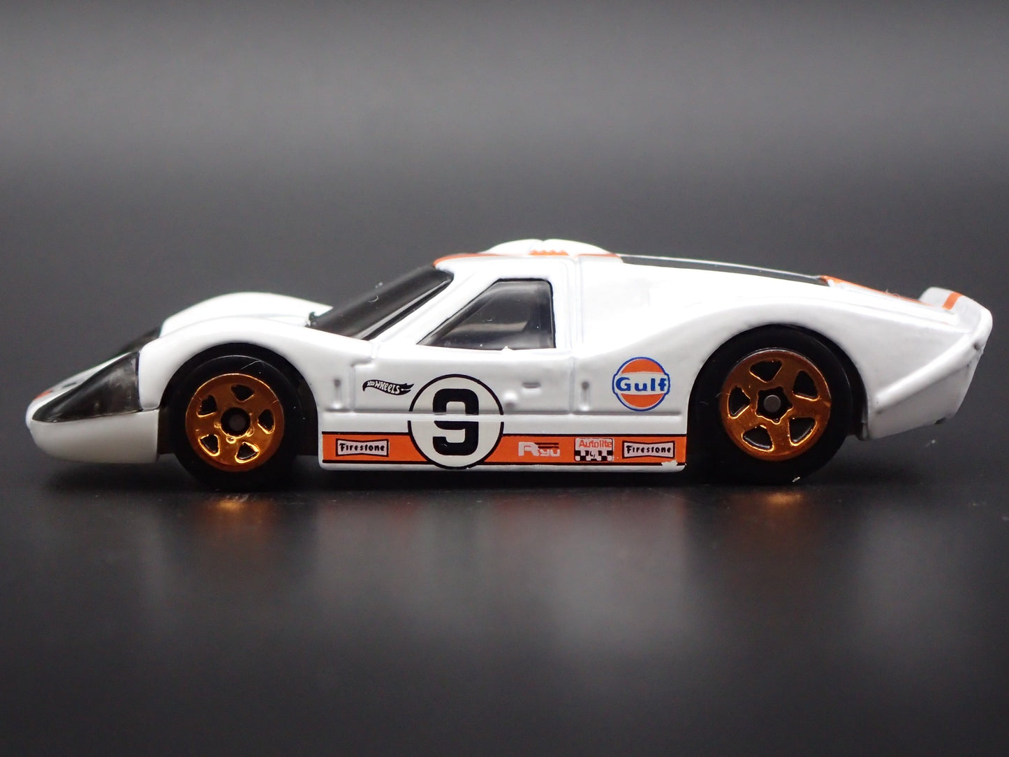 1967 67 FORD GT40 MK.IV GULF OIL RACING 1:64 SCALE DIORAMA DIECAST MODEL CAR
