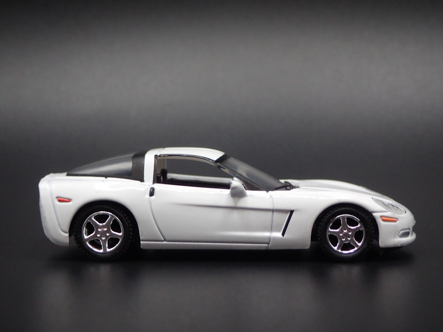 2005-2013 CHEVY CHEVROLET CORVETTE WHITE 1:64 SCALE DIORAMA DIECAST MODEL CAR