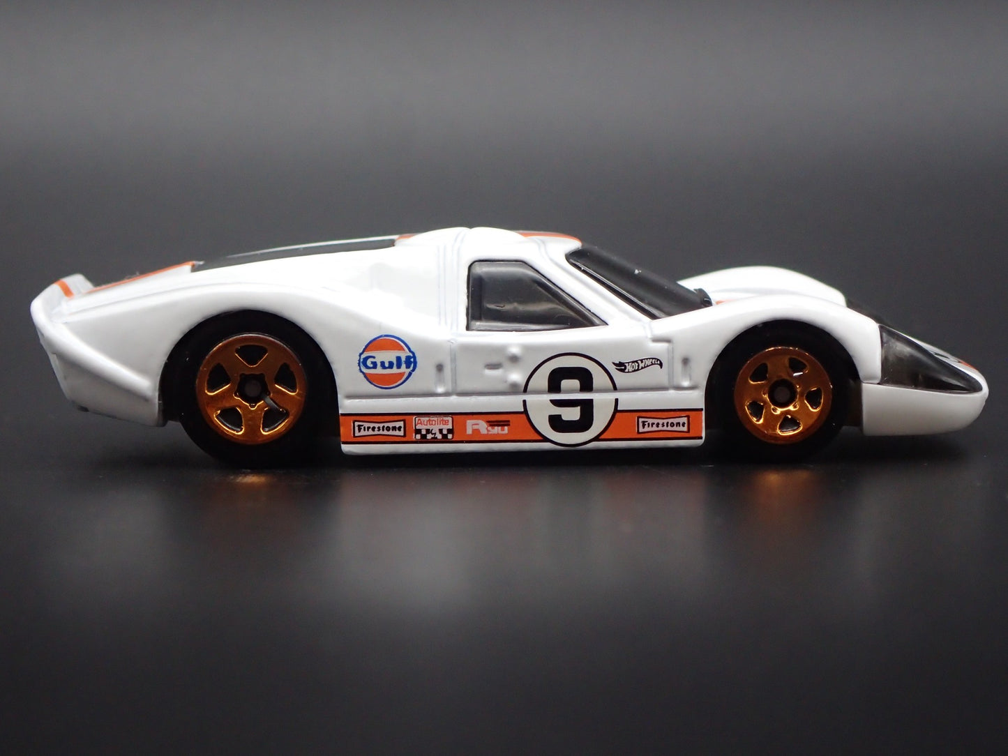 1967 67 FORD GT40 MK.IV GULF OIL RACING 1:64 SCALE DIORAMA DIECAST MODEL CAR