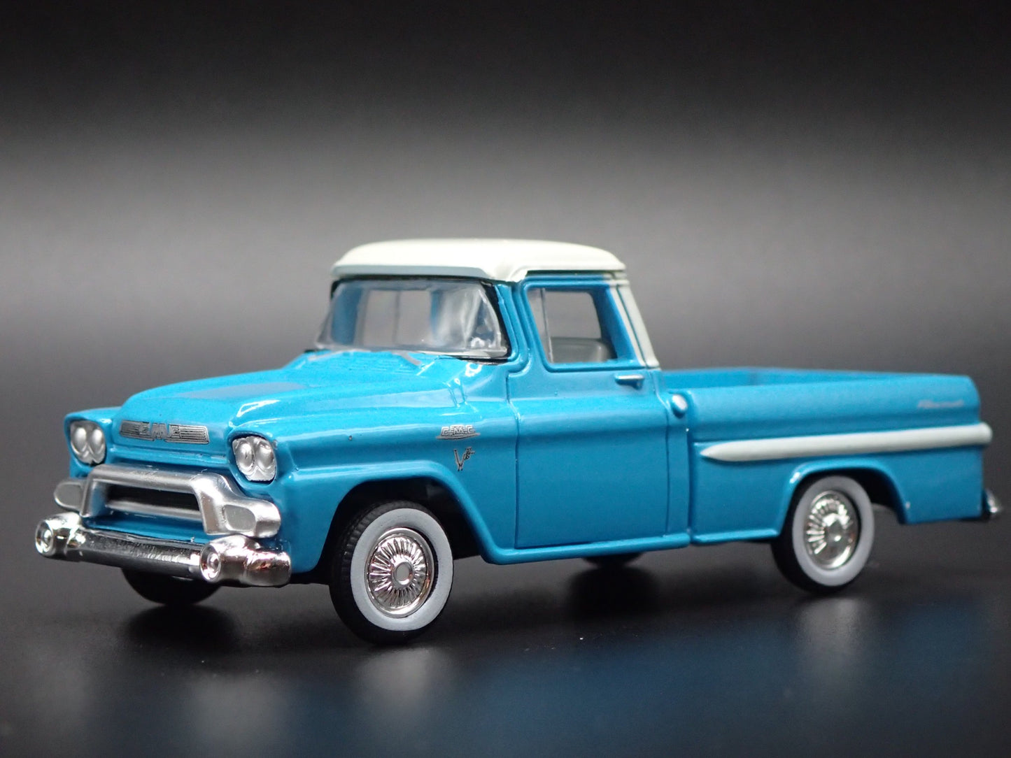 1959 59 GMC FLEETSIDE PICKUP TRUCK BLUE 1:64 SCALE DIORAMA DIECAST MODEL CAR