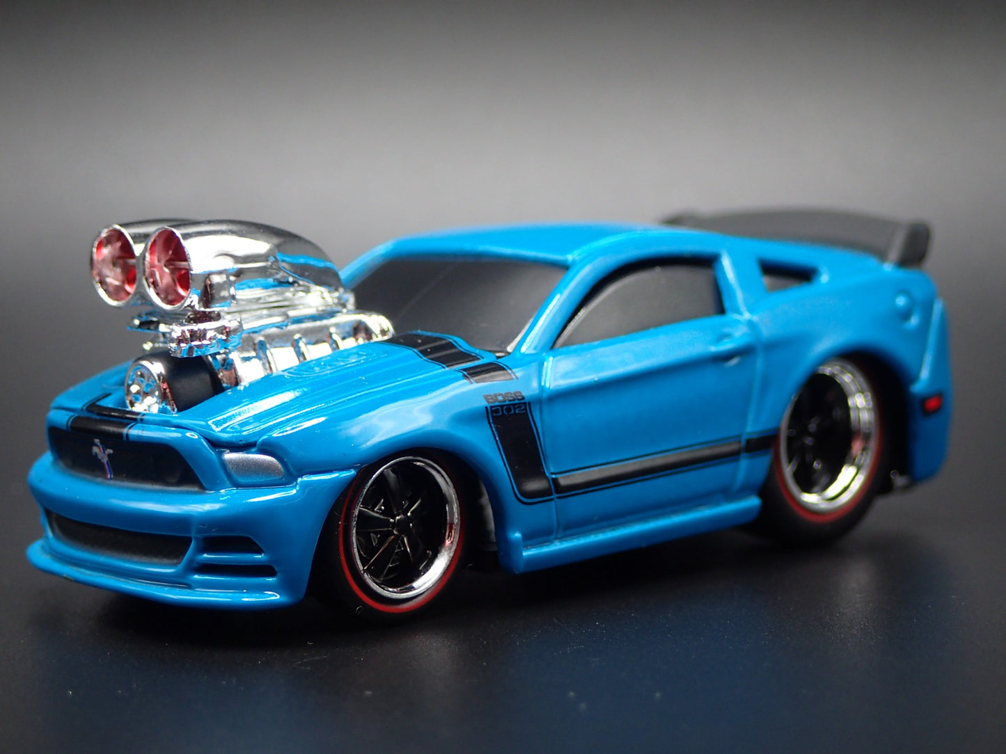 2013 13 FORD MUSTANG BOSS 302 1/64 SCALE COLLECTIBLE DIORAMA DIECAST MODEL CAR