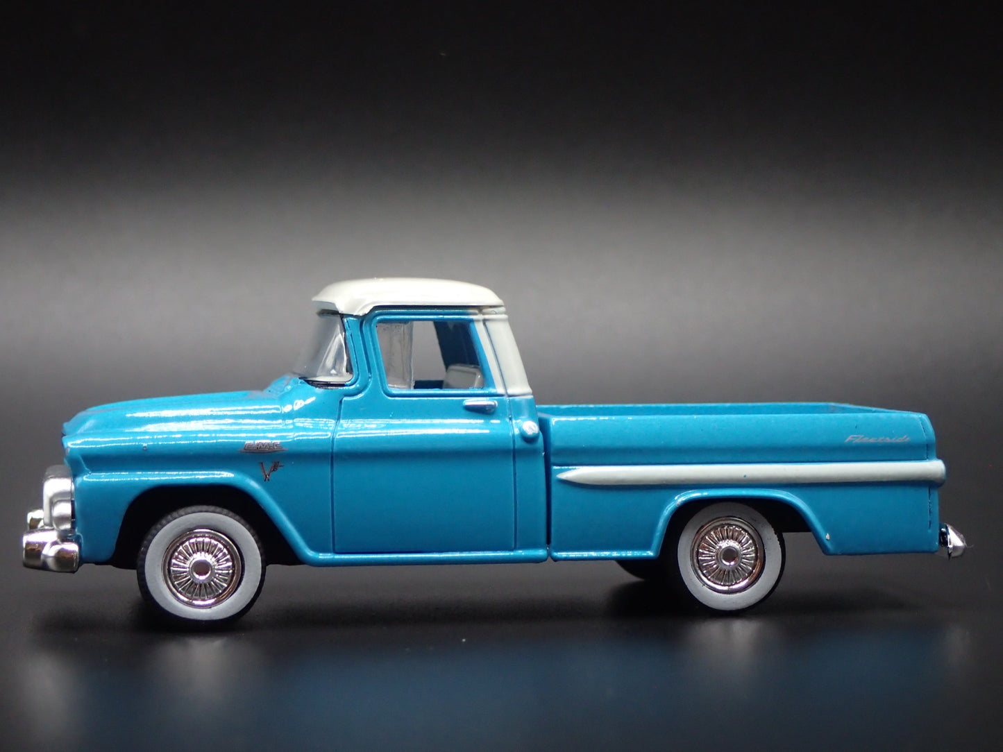 1959 59 GMC FLEETSIDE PICKUP TRUCK BLUE 1:64 SCALE DIORAMA DIECAST MODEL CAR