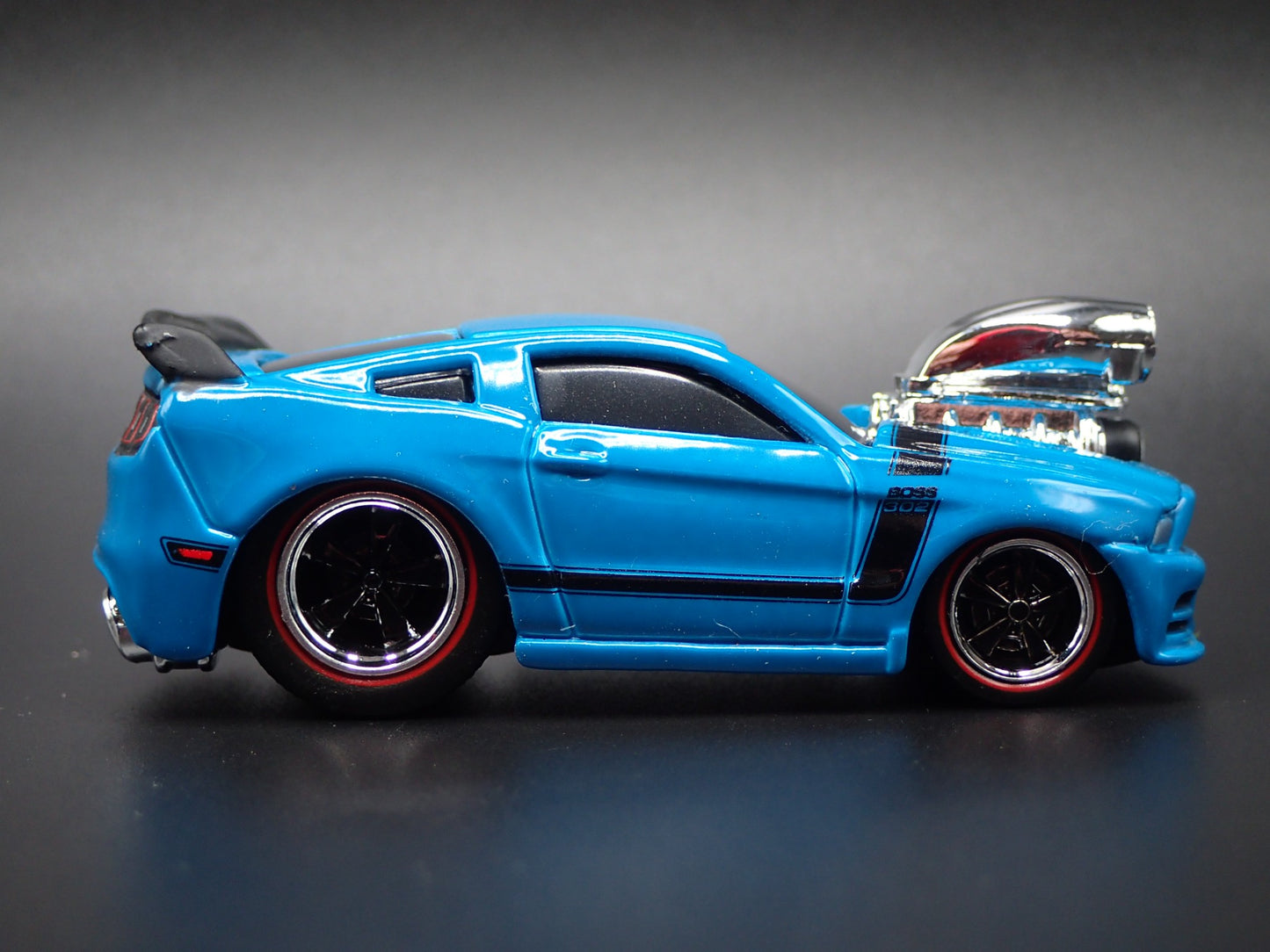 2013 13 FORD MUSTANG BOSS 302 1/64 SCALE COLLECTIBLE DIORAMA DIECAST MODEL CAR