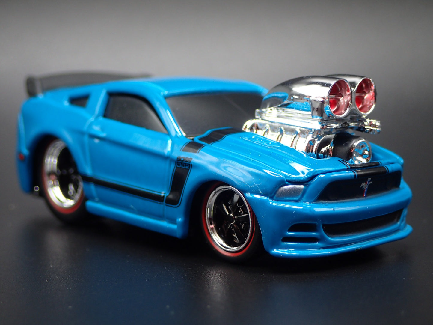 2013 13 FORD MUSTANG BOSS 302 1/64 SCALE COLLECTIBLE DIORAMA DIECAST MODEL CAR