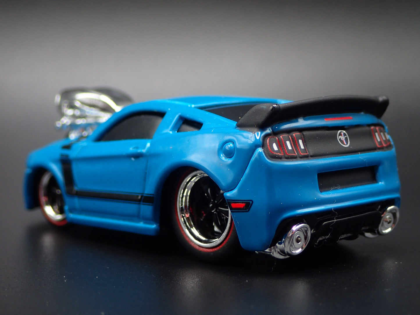 2013 13 FORD MUSTANG BOSS 302 1/64 SCALE COLLECTIBLE DIORAMA DIECAST MODEL CAR