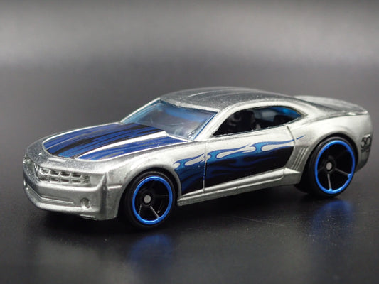2010-2015 CHEVY CHEVROLET CAMARO SILVER 1:64 SCALE DIORAMA DIECAST MODEL CAR