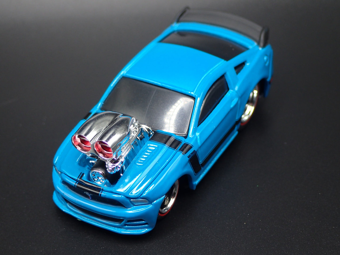 2013 13 FORD MUSTANG BOSS 302 1/64 SCALE COLLECTIBLE DIORAMA DIECAST MODEL CAR