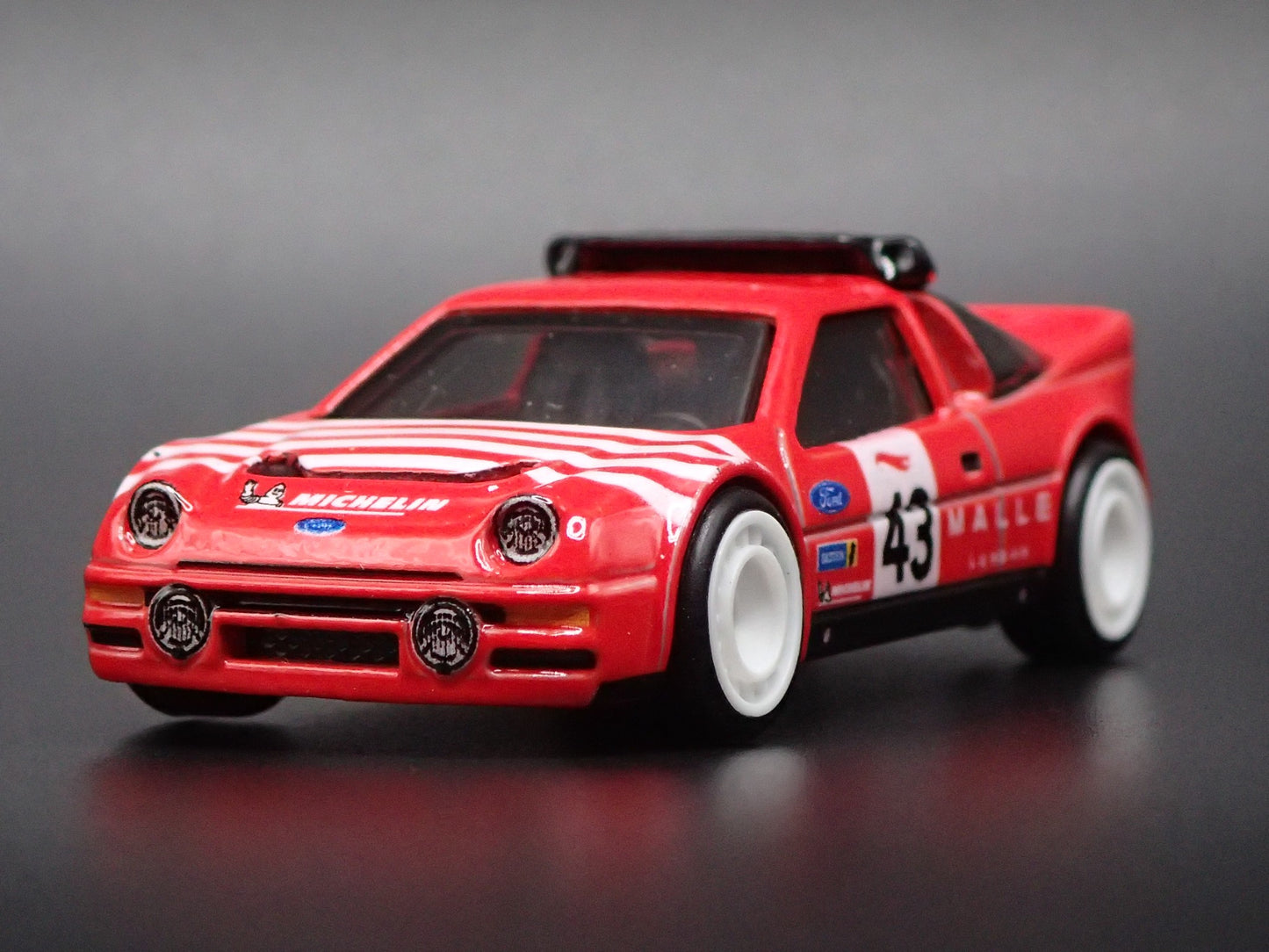 1984-1986 FORD RS200 RACE CAR RED 1:64 SCALE DIORAMA DIECAST MODEL CAR