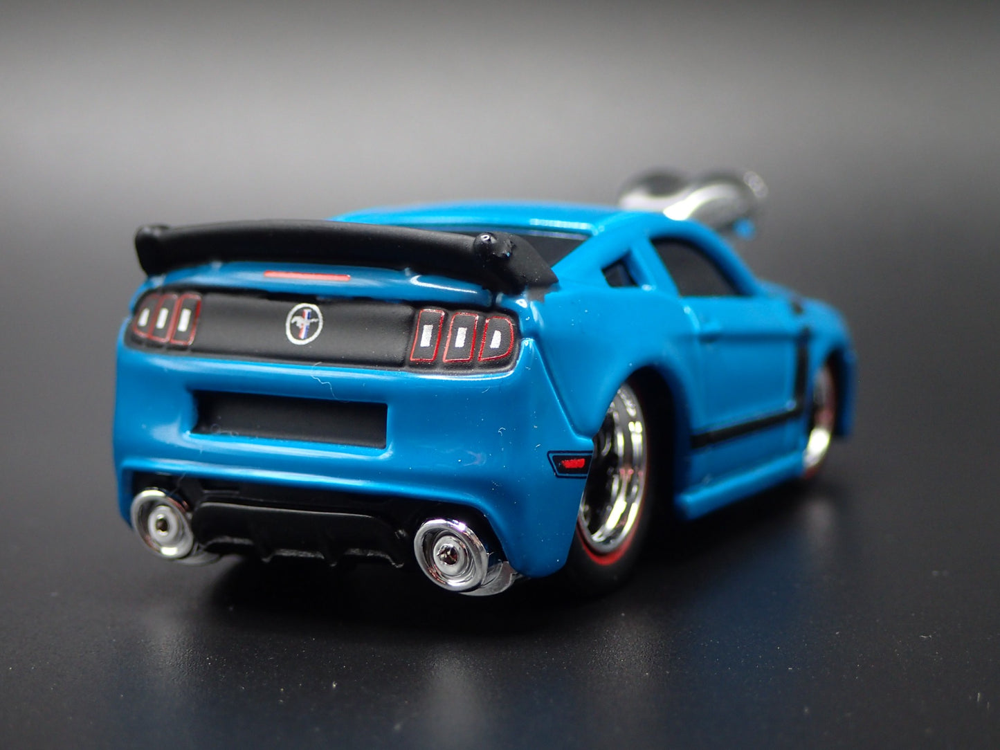 2013 13 FORD MUSTANG BOSS 302 1/64 SCALE COLLECTIBLE DIORAMA DIECAST MODEL CAR