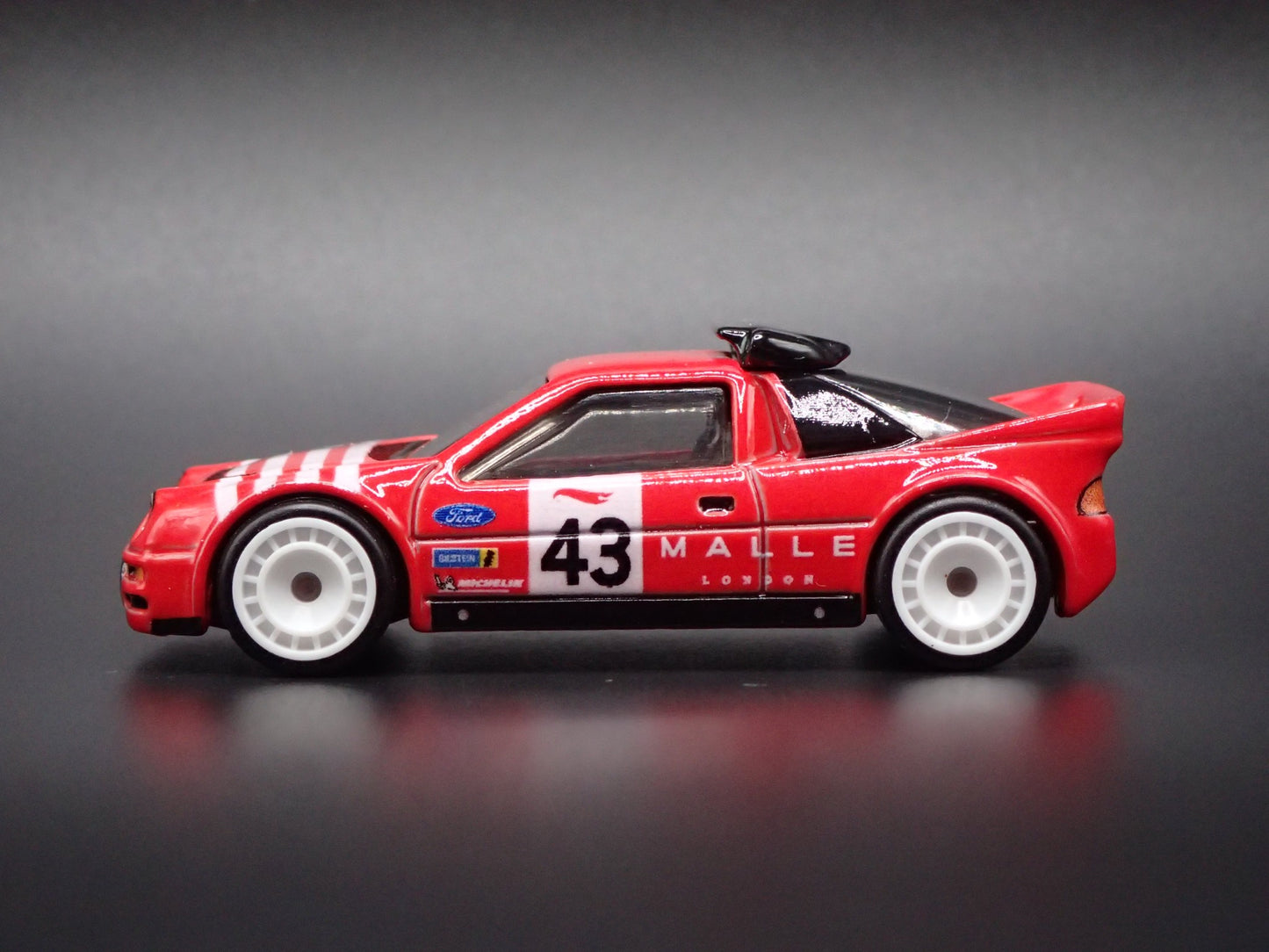 1984-1986 FORD RS200 RACE CAR RED 1:64 SCALE DIORAMA DIECAST MODEL CAR